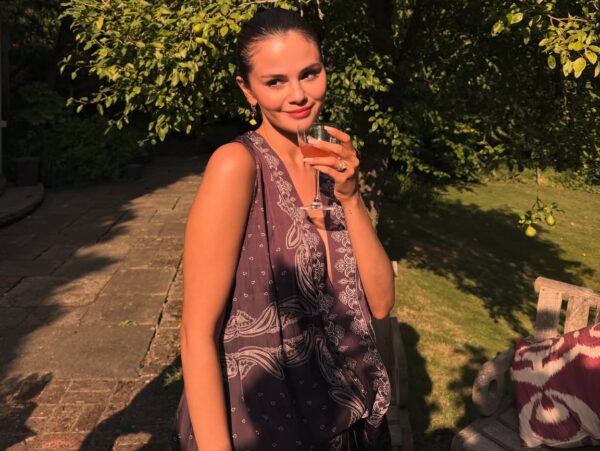 Η Selena Gomez «σπάει» τα ταμπού της μόδας και φοράει το πιο δύσκολο μαγιό του καλοκαιριού