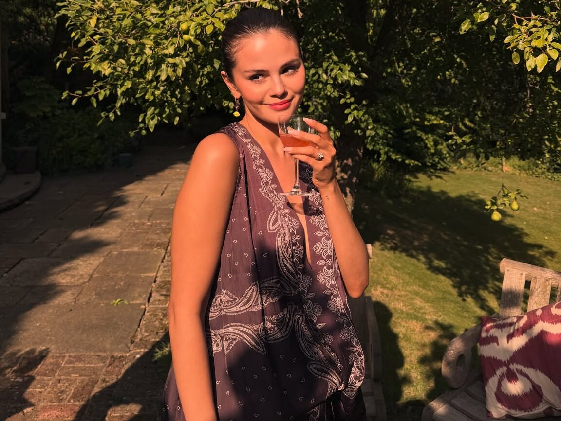 Η Selena Gomez «σπάει» τα ταμπού της μόδας και φοράει το πιο δύσκολο μαγιό του καλοκαιριού