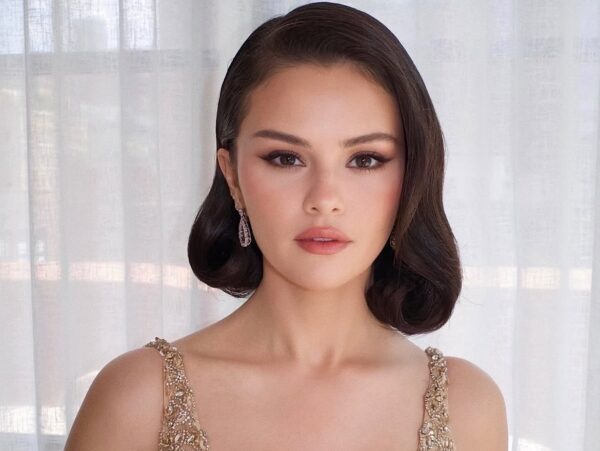 Καλεσμένη σε γάμο; Το golden look της Selena Gomez θα σου δώσει την έμπνευση που χρειάζεσαι