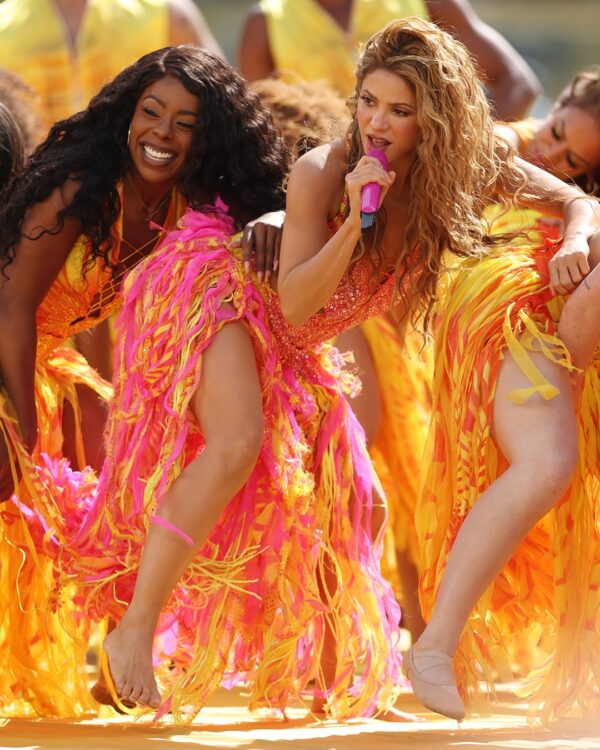 Η Shakira στη σκηνή με εντυπωσιακή εμφάνιση, τραγουδώντας το «Dai Dai» που σαρώνει τα charts.