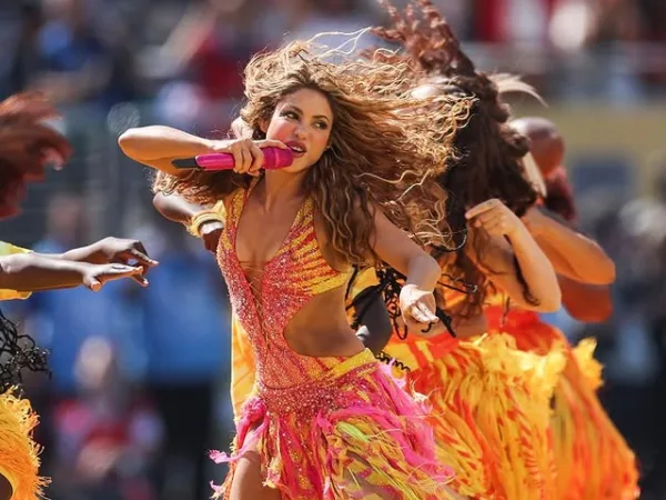 Η Shakira τραγουδάει στη σκηνή του Μουντιάλ 2026, χαρίζοντας ένα από τα μεγαλύτερα pop concerts της χρονιάς.