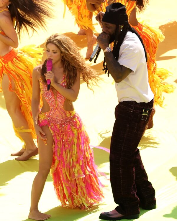 Η Shakira και ο Burna Boy στη σκηνή για την επιτυχία του τραγουδιού «Dai Dai» που σαρώνει τα charts.