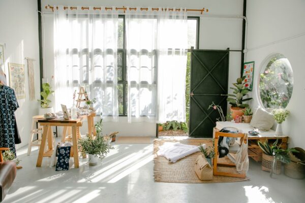 Το απόλυτο καλοκαιρινό refresh στο σπίτι: 5 αλλαγές που θα το κάνουν να «αναπνέει» δροσιά