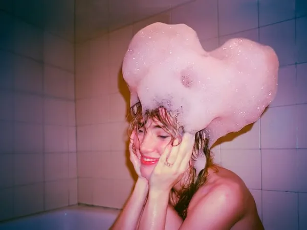 Η Suki Waterhouse με αφρό σε σχήμα καρδιάς στο κεφάλι της, προμοτάρει το ατμοσφαιρικό album "Loveland".