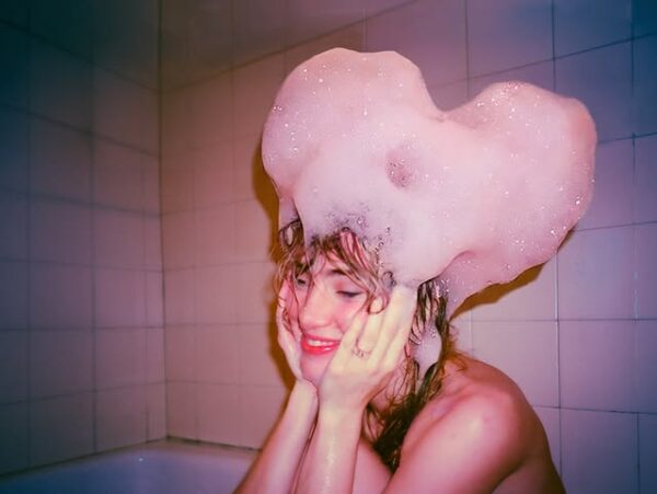 «Loveland»: Η Suki Waterhouse μόλις «έριξε» ένα από τα πιο ατμοσφαιρικά albums της χρονιάς
