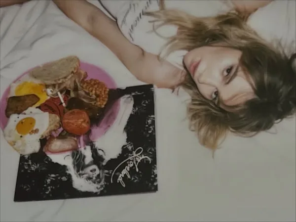 https://www.instagram.com/sukiwaterhouse/
