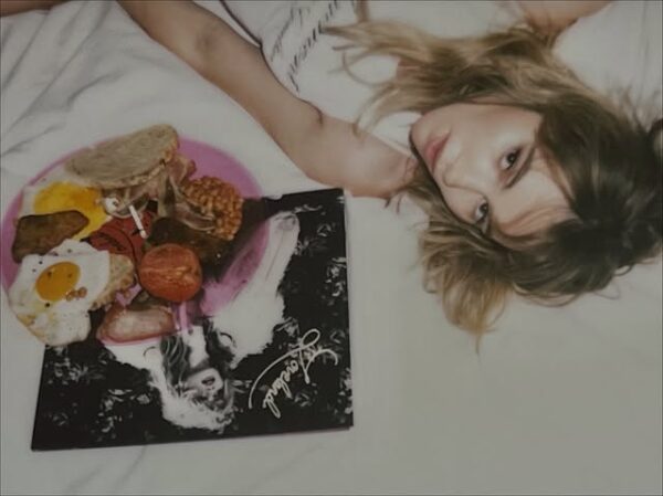 https://www.instagram.com/sukiwaterhouse/