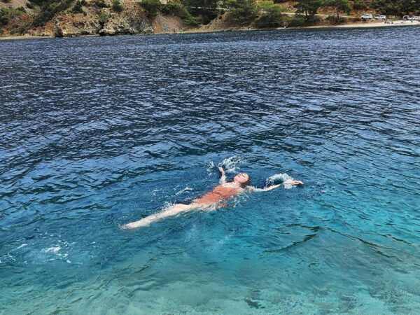 Αυτή είναι η ώρα που η θάλασσα είναι πιο καθαρή για μπάνιο