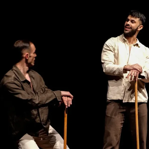 Δύο άνδρες με ραβδιά επί σκηνής στο Θεατρικό Φεστιβάλ Ιθάκης, που αναδεικνύει τη θεατρική δράση του Σεπτεμβρίου.