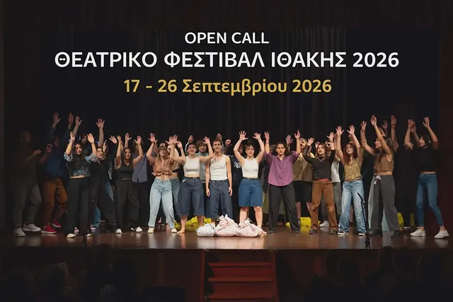 Συμμετέχοντες στο Θεατρικό Φεστιβάλ Ιθάκης 2026 ανεβαίνουν στη σκηνή με υψωμένα τα χέρια.