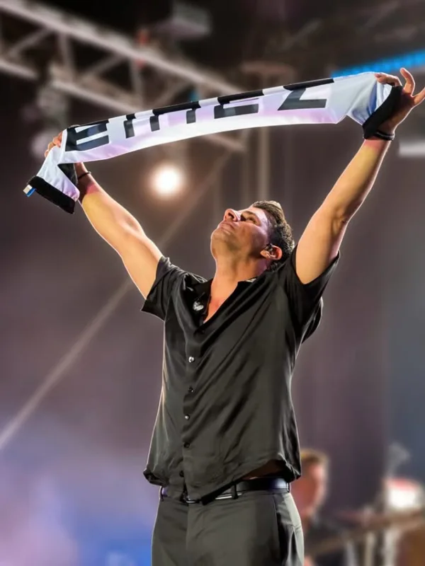 Ο Θοδωρής Φέρρης απογειώνει το κέφι στο live του στα Χανιά κρατώντας ένα κασκόλ με το όνομά του.