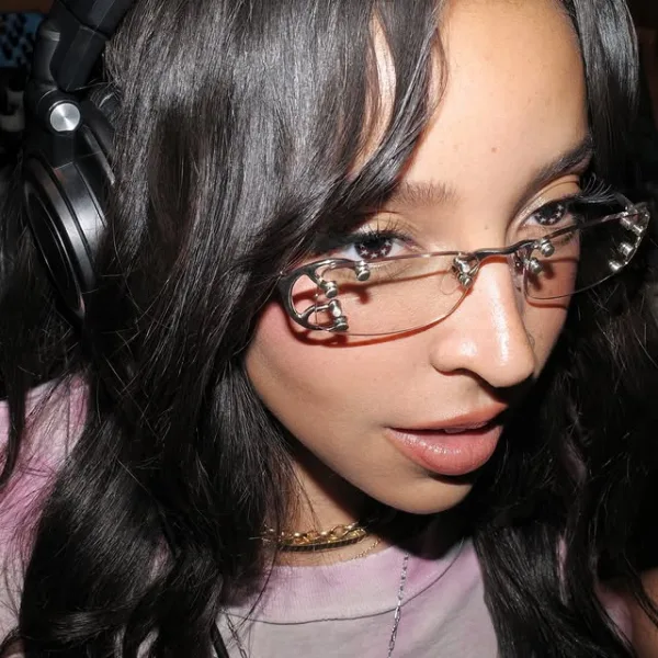 https://www.instagram.com/tinashenow/