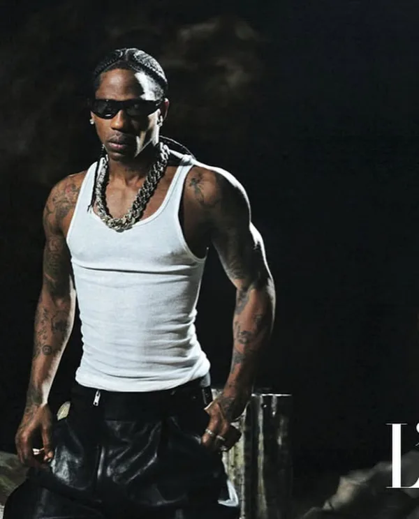 Ο Travis Scott με λευκό φανελάκι και γυαλιά ηλίου, παρουσιάζει το νέο του τραγούδι «When i’m home».