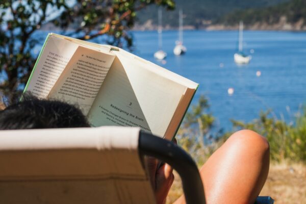 Η Αθήνα έγινε το καλοκαιρινό σου αναγνωστήριο – 4 μέρη για να χαθείς στις σελίδες ενός βιβλίου