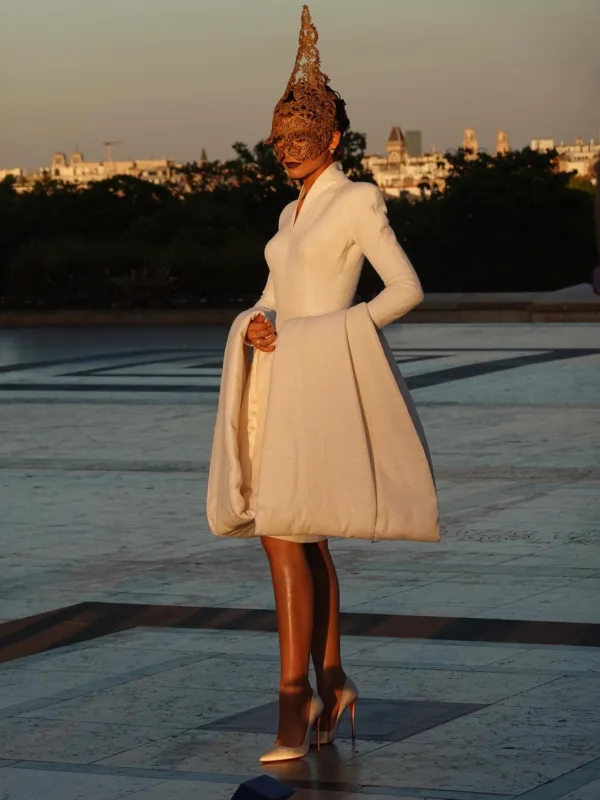 Zendaya με εντυπωσιακό look με vintage Givenchy στην πρεμιέρα του «The Odyssey» στο Παρίσι.