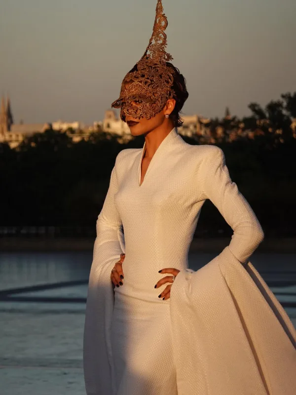 Zendaya με εντυπωσιακή εμφάνιση και vintage Givenchy μάσκα στην πρεμιέρα του «The Odyssey» στο Παρίσι.