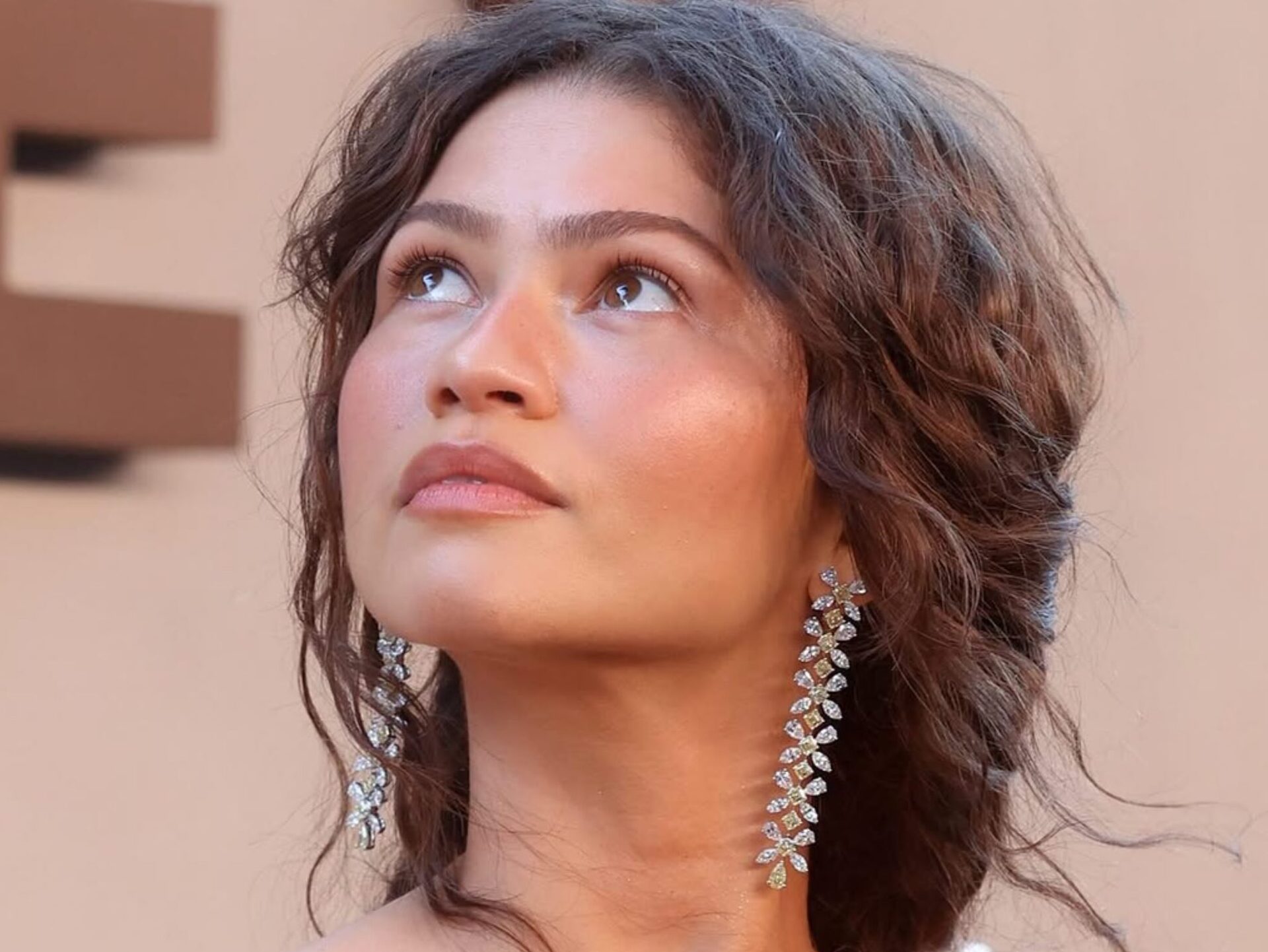Ο makeup artist της Zendaya αποκάλυψε τα βήματα για το πιο viral μακιγιάζ του καλοκαιριού