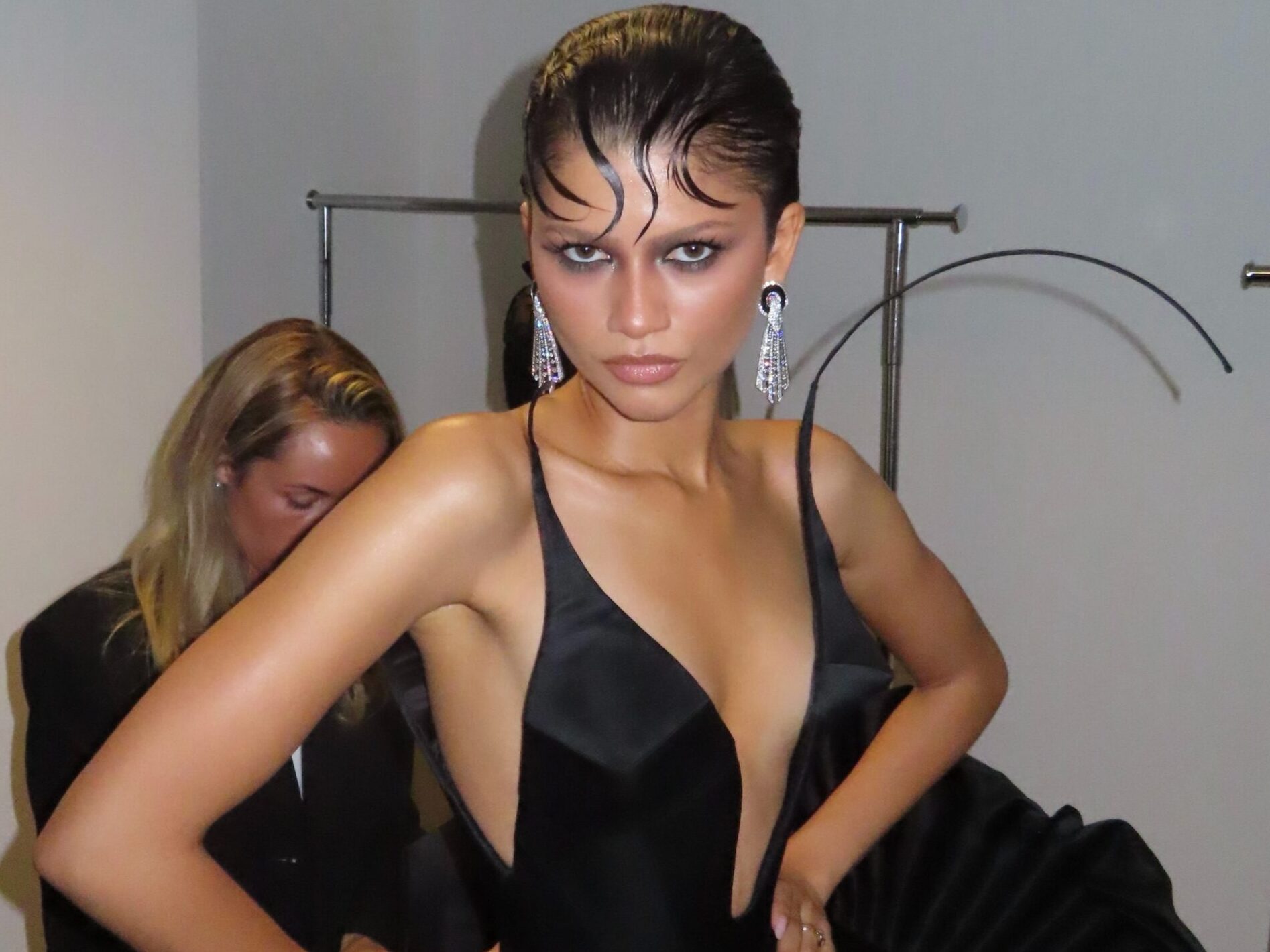 Η Zendaya υιοθετεί τα «spider bangs» και δημιουργεί το απόλυτο viral look