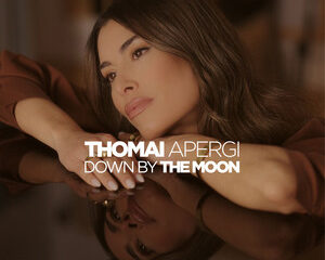 Εξώφυλλο τραγουδιού Down By The Moon
