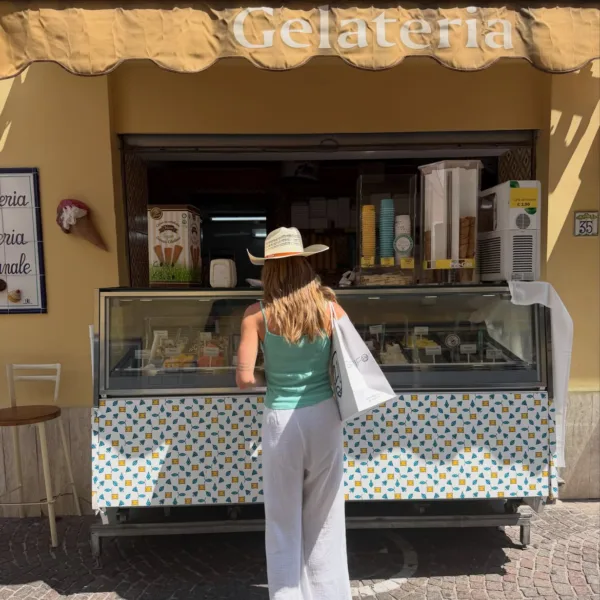 https://www.instagram.com/amalia/