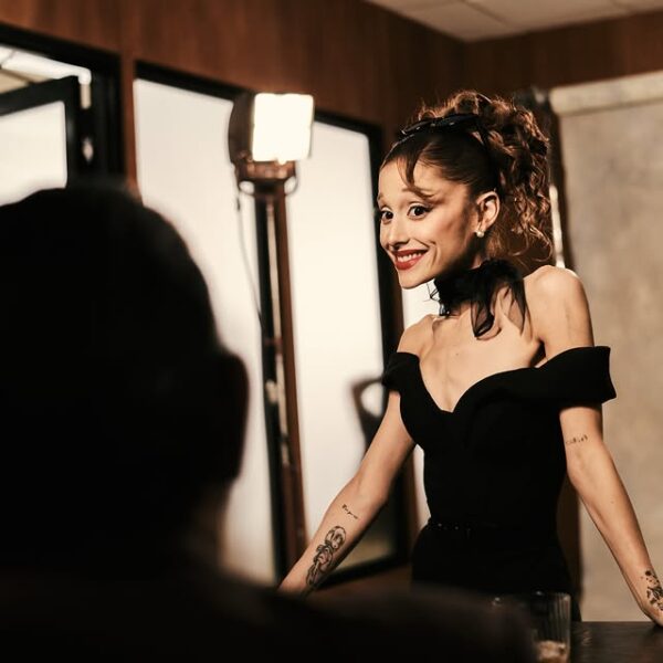 Ariana Grande: Βάζει τέλος στις φήμες για το διάλειμμά της από τη δημοσιότητα