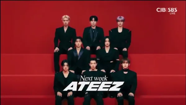 Ανδρικό συγκρότημα της K-pop με μαύρα ρούχα σε κόκκινο φόντο
