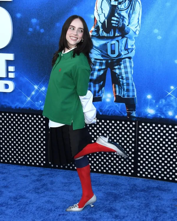 Η Billie Eilish ποζάρει με πράσινο πουκάμισο πόλο και κόκκινες κάλτσες σε εκδήλωση για το «The Bell Jar».