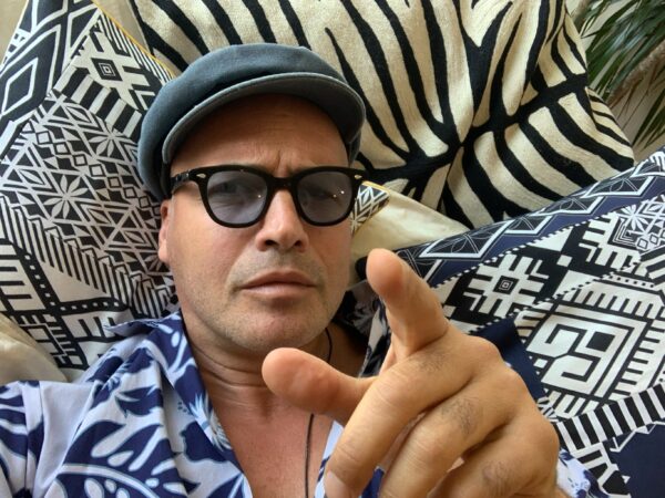 Ο Billy Zane βρίσκεται στην Ελλάδα και έδωσε ελληνικό twist σε μια θρυλική ατάκα του «Grease»