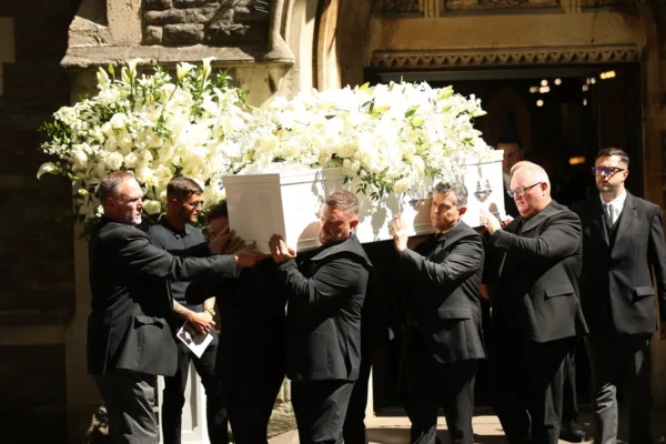 epaselect epa13175702 The coffin of Welsh singer Bonnie Tyler is carried out after a celebration of liife at St Mary's Church, Swansea Minster, Wales, Britain, 17 August 2026. Tyler's remains are to be returned to her hometown of Skewen, Neath Port Talbot for a private family service. Bonnie Tyler died in a hospital in Portugal on 08 July 2026, aged 75.  EPA/DIMITRIS LEGAKIS
