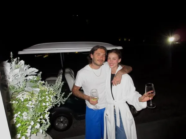 Ο Brooklyn Beckham και η Nicola Peltz απολαμβάνουν ένα ποτήρι κρασί δίπλα σε ένα golf cart, με το μήνυμα να είναι γλυκό.