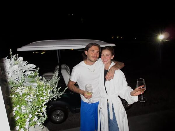 Ο Brooklyn Beckham και η Nicola Peltz απολαμβάνουν ένα ποτήρι κρασί δίπλα σε ένα golf cart, με το μήνυμα να είναι γλυκό.