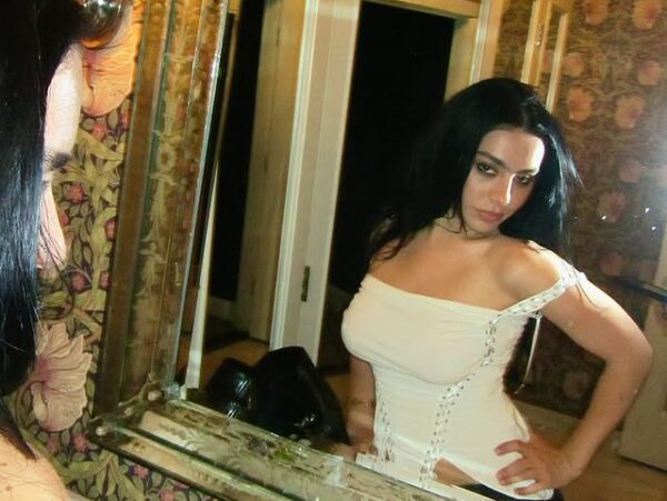 «Music, Fashion, Film»: Το album που χάρισε στην Charli XCX το πρώτο No1 της καριέρας της