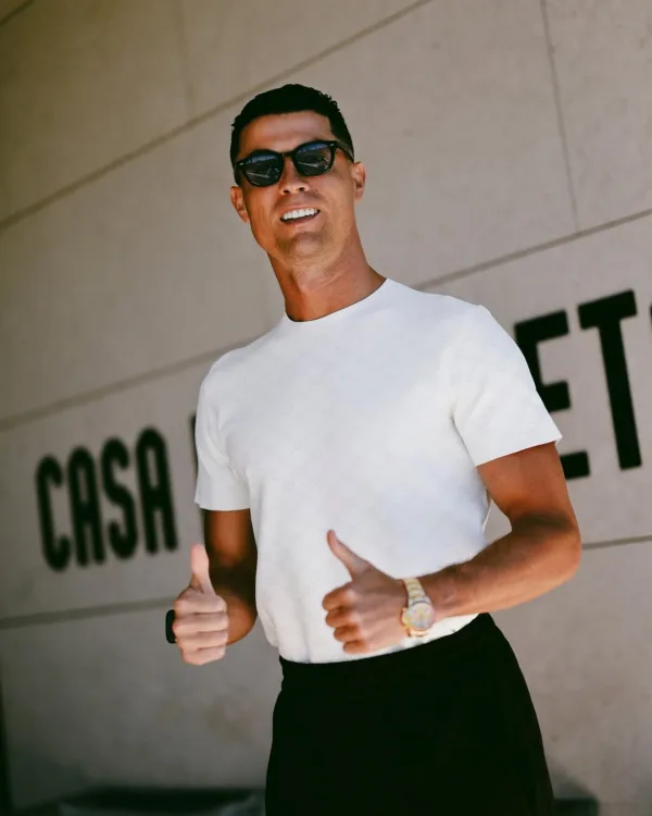 https://www.instagram.com/cristiano/