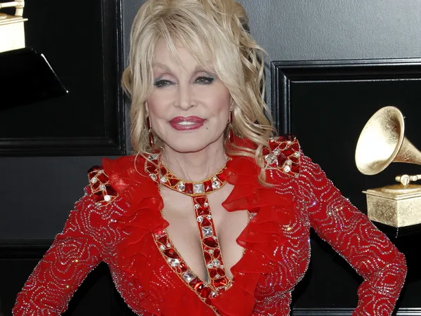 Η Dolly Parton με εντυπωσιακή κόκκινη εμφάνιση, μετά το απίστευτο streaming ρεκόρ της μουσικής της.