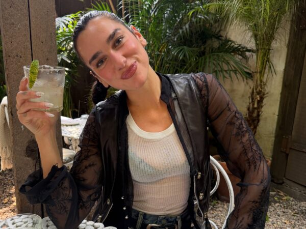 Ποιο ελληνικό βιβλίο έβαλε στη λίστα της η Dua Lipa; Το μυθιστόρημα που θα σε ταξιδέψει