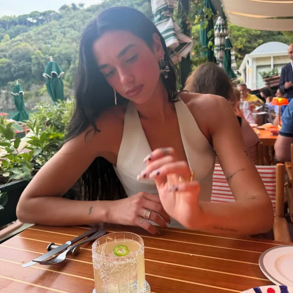 https://www.instagram.com/dualipa/