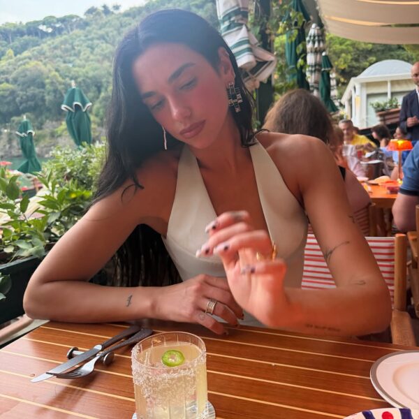https://www.instagram.com/dualipa/