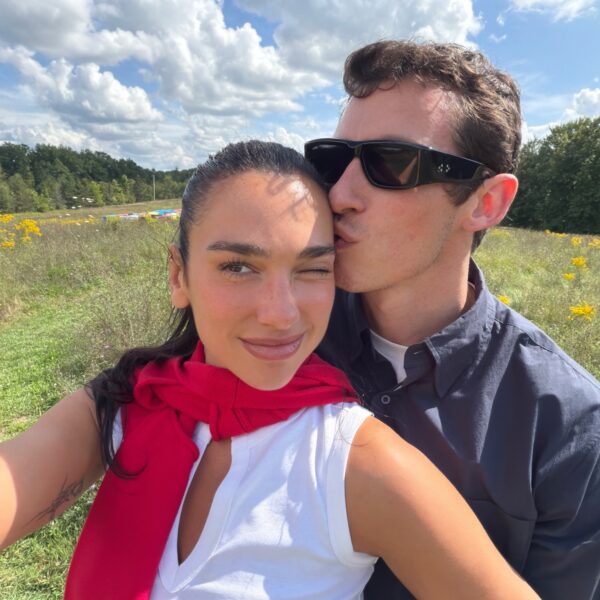Dua Lipa: Οι τρυφερές φωτογραφίες αγκαλιά με τον Callum Turner για τα γενέθλιά της