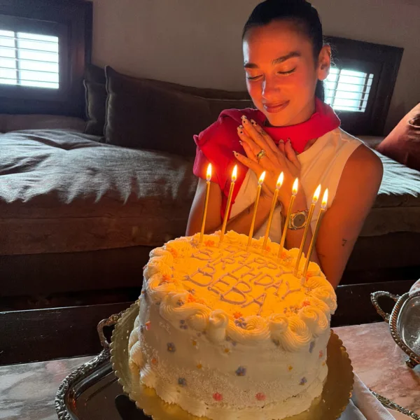 https://www.instagram.com/dualipa/