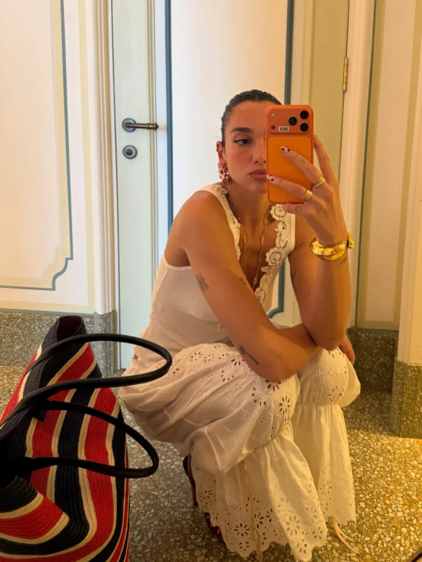 https://www.instagram.com/dualipa/