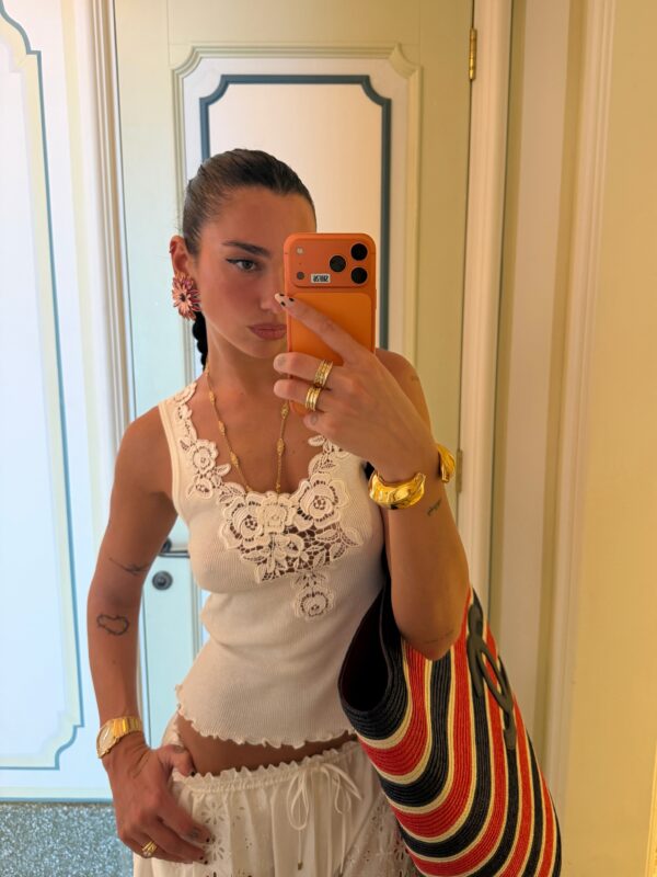 Τα σεμεδάκια της γιαγιάς είναι το απόλυτο fashion trend και οι celebrities το ξέρουν!