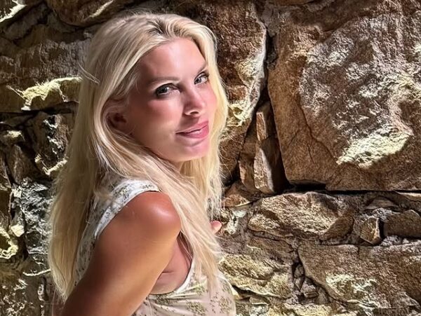 Η Ελένη Μενεγάκη απολαμβάνει το ελληνικό καλοκαίρι με θέα το Ιόνιο