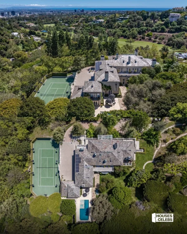 https://www.instagram.com/housesofcelebs/
