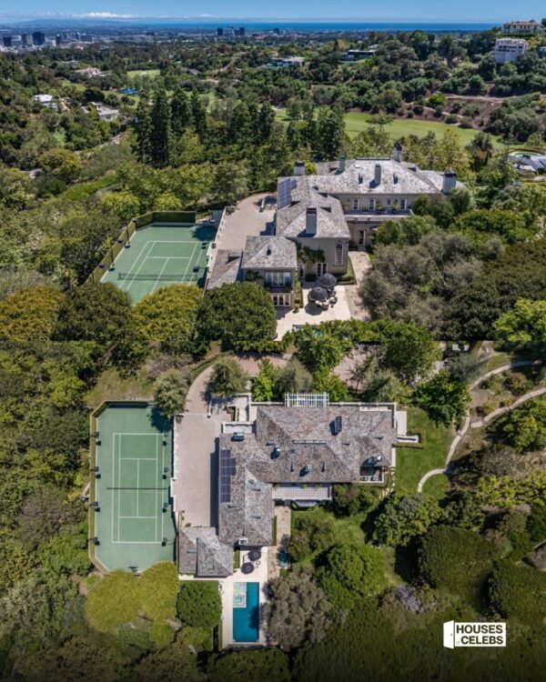 https://www.instagram.com/housesofcelebs/