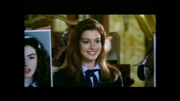 Η Anne Hathaway σε σκηνή από το «The Princess Diaries» που σηματοδοτεί την επιστροφή της ταινίας, με απρόσμενη απουσία της Julie Andrews.