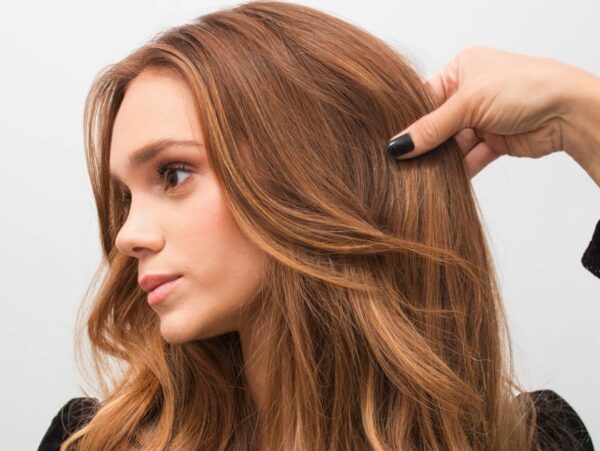 French highlights: Το hair trend που θα σε κάνει να ξεχάσεις που βρίσκεται το κομμωτήριο