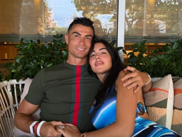 Η Georgina και ο Ronaldo ποζάρουν αγκαλιασμένοι, με την Georgina να δείχνει την γλώσσα της, ενώ εκείνος την κρατάει τρυφερά.