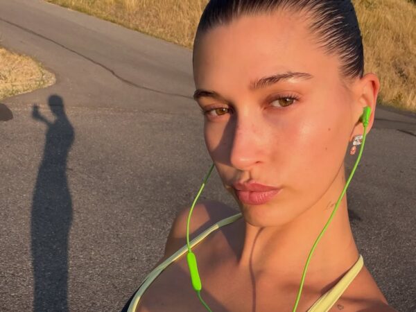 Η Kylie Jenner και η Hailey Bieber αποδεικνύουν ότι τα ενσύρματα ακουστικά είναι το πιο stylish αξεσουάρ