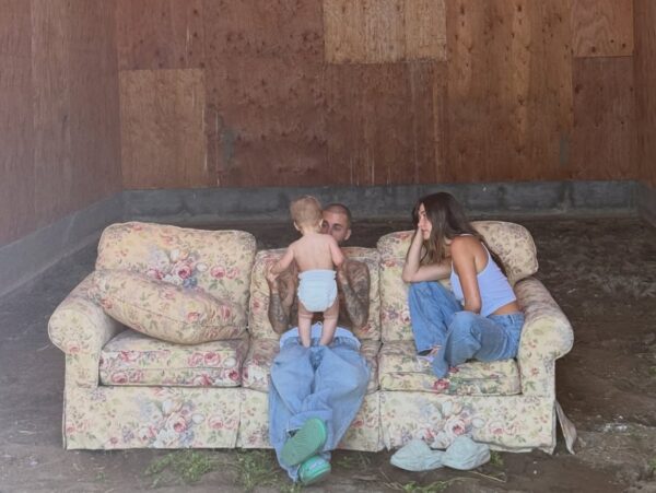 Το σπάνιο οικογενειακό άλμπουμ της Hailey Bieber για τα 2α γενέθλια του γιου της