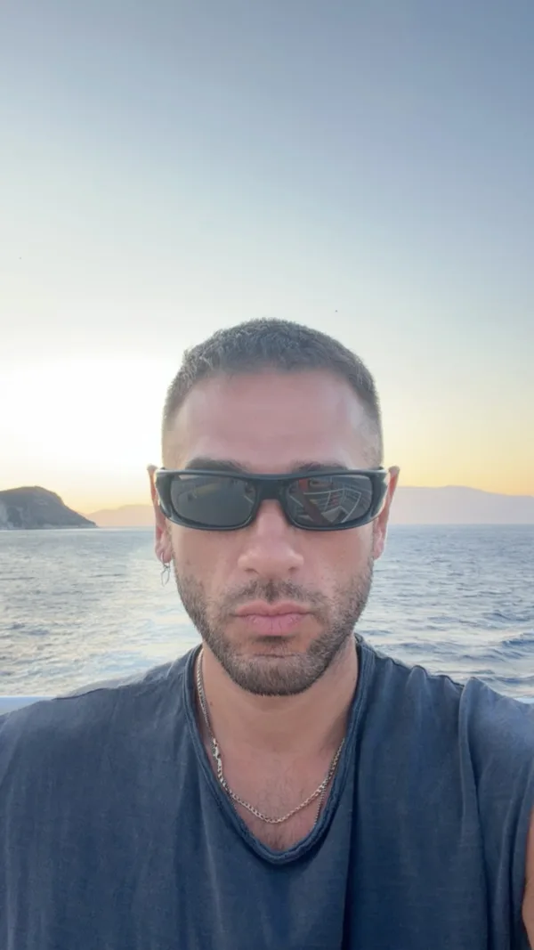 Ο Hawk με γυαλιά ηλίου σε σέλφι με φόντο τη θάλασσα και το ηλιοβασίλεμα